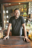 Mickael nous accueille au sein de son restaurant pour un pique-nique au feu de bois - La Réunion