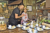 Mickael et Raymonda nous accueillent au sein de son restaurant pour un pique-nique au feu de bois - La Réunion