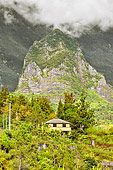 Maison de style créole devant un des pitons du cirque de Cilaos - La Réunion