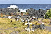 Tombes des suicidés qui ont eu lieu dans cette dangereuse enfilade du "Gouffre de l'Étang Salé" - La Réunion