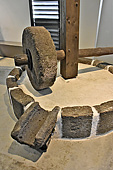 Ancienne meule à roue en pierre pour broyer la canne à sucre - "Musée Stella Matutina" - La Réunion