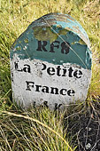Borne de la "Petite France" à quelques mètres du sommet du Piton Maïdo - La Réunion
