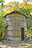 Foudre de chêne de 51 000 litres qui contenait du rhum avant d'être démonté et remonté dans le jardin en 1990 - La Réunion