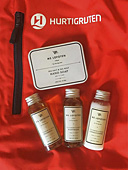Cadeaux à l'embarquement sur le MS Lofoten: Un coupe-vent et des produits de toilette - HURTIGRUTEN - NORVÈGE