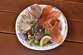 Assiette de saumon et de steak de baleine sur le marché aux poissons de BERGEN - NORVÈGE
