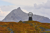 Globe du Cercle Polaire Arctique sur l'ile Vikingen - NORVÈGE (31-05-2017 / 07H20)