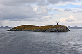 Globe du Cercle Polaire Arctique sur l'ile Vikingen - NORVÈGE (31-05-2017 / 07H25)