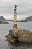 SVOLVÆR - NORVÈGE - Statue "Fisherman's Wife" à l'entrée du port (31-05-2017 / 22H15)