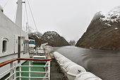 Le Trollfjord dans le Raftsundet - Détroit séparant les archipels des Lofoten et des Vesterålen - NORVÈGE (31-05-2017 / 23H55)