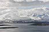 Montagnes entourants TROMSØ - NORVÈGE vue depuis le téléphérique (01-06-2017 / 16H45)