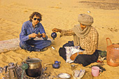 Sahara Algérien - Claude BARDY et un guide buvant du thé à la menthe