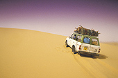 Sahara Algérien - Un 4X4 à l'assaut d'une dune