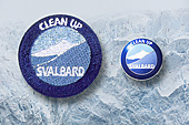 Ayant participé au projet de nettoyage "Gardons le Svalbard propre", remise par le capitaine du MS Nordsjernen de l'écusson et pin's "Clean-up Svalbard" - (04-06-2018)