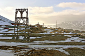 Pylône des anciennes télébennes pour le transport du charbon - LONGYEARBYEN - SVALBARD (03-06-2017 / 21H45)