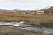 Entrée de "Camp Barentz" campement au pied de la montagne où se trouve la mine N° 7 - LONGYEARBYEN - SVALBARD (01-06-2018)