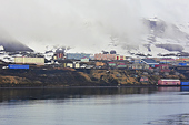 L'enclave russe de BARENTSBURG apparaît dans le lointain - SVALBARD (01-06-2018 / 19H45)