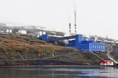 Arrivée dans le Grønfjorden avec un accueil par des terres noires, de grandes cheminées fumantes et des grues d'un autre âge - BARENTSBURG - SVALBARD (01-06-2018 / 19H50)