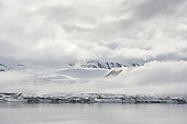 Navigation le long des côtes de l'Isfjord dans les nuages (01-06-2018 / 19H45)