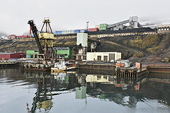 Arrivée dans le Grønfjorden avec un accueil par des terres noires, de grandes cheminées fumantes et des grues d'un autre âge - BARENTSBURG - SVALBARD (01-06-2018 / 19H50)