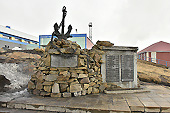 Monument à l'entrée de l'avenue principale - BARENTSBURG - SVALBARD (01-06-2018 / 20H20)