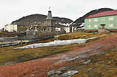 Baraquement abandonné et l'église tout en bois - BARENTSBURG - SVALBARD (01-06-2018 / 20H15)