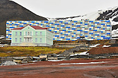 Immeuble moderne avec le "Consulat de Russie" au premier plan - BARENTSBURG - SVALBARD (01-06-2018 / 20H30)