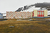 Immeuble moderne en haut de l'avenue principale - BARENTSBURG - SVALBARD (01-06-2018 / 20H30)