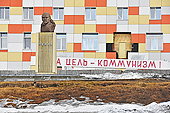 Statue de Lénine dans la ville minière russe du "Trust Arktikougol" avec panneau portant l'inscription "Notre objectif – Communisme" - BARENTSBURG - SVALBARD (01-06-2018 / 20H30)