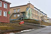 L’école entièrement recouverte d’une fresque mélangeant Russie, Norvège et Arctique - BARENTSBURG - SVALBARD (01-06-2018 / 20H45)