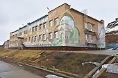 L’école entièrement recouverte d’une fresque mélangeant Russie, Norvège et Arctique - BARENTSBURG - SVALBARD (01-06-2018 / 20H45)