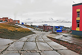 Descente par la rue principale vers le port - BARENTSBURG - SVALBARD (01-06-2018 21H00)