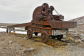 Restes d'une imposante machine rouillée - NY LONDON - SVALBARD (04-06-2018 / 10H45)