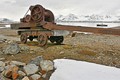 Restes d'une imposante machine rouillée - NY LONDON - SVALBARD (04-06-2018 / 10H45)