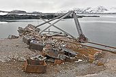 Restes d'une potence de levage et d'objets rouillées - NY LONDON - SVALBARD (04-06-2018 / 11H35)