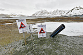 Danger, ne pas dépasser, présence d'ours - Dans le fond, se trouve le mât d'amarrage du dirigeable "Norge" de "Roald Amundsen" - NY ALESUND - SVALBARD (04-06-2018 / 14H40)