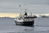 Nous croisons le "MS Langøysund" que je vais prendre pour une autre aventure - SVALBARD (04-06-2018)