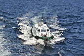 Le bateau du pilote nous rejoint dans le canal de "Beagle" - Ushuaia - ARGENTINE