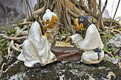 Figurines de Confucius jouant avec un disciple dans le temple de la littérature - Hanoï - Viêtnam