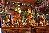 Autel avec les statues de 2 disciples de Confucius dans le Temple de la Littérature - Hanoï - Viêtnam