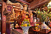 Autel avec la statue de Confucius dans le Temple de la littérature - Hanoï - Viêtnam