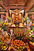 Autel avec la statue de Confucius dans le Temple de la littérature - Hanoï - Viêtnam