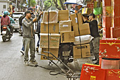 Chargement de marchandises sur un scooter - Hanoï - Viêtnam