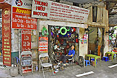 Magasin d'accessoires automobile dans le vieux quartier - Hanoï - Viêtnam