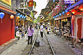 La rue du train entourée de cafés et de restaurants dans le vieux quartier - Hanoï - Viêtnam