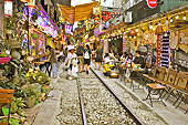 La rue du train entourée de cafés et de restaurants dans le vieux quartier - Hanoï - Viêtnam