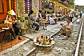 La rue du train entourée de cafés et de restaurants dans le vieux quartier - Hanoï - Viêtnam