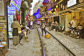 La rue du train entourée de cafés et de restaurants dans le vieux quartier - Hanoï - Viêtnam