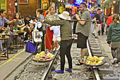 La rue du train entourée de cafés et de restaurants dans le vieux quartier - Hanoï - Viêtnam