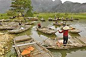 Rameurs et rameuses en attente des touristes - Ninh Binh ou la baie d'Halong terrestre - Viêtnam