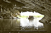 Intérieur d'une des grottes formées par l’érosion des roches - Ninh Binh ou la baie d'Halong terrestre - Viêtnam